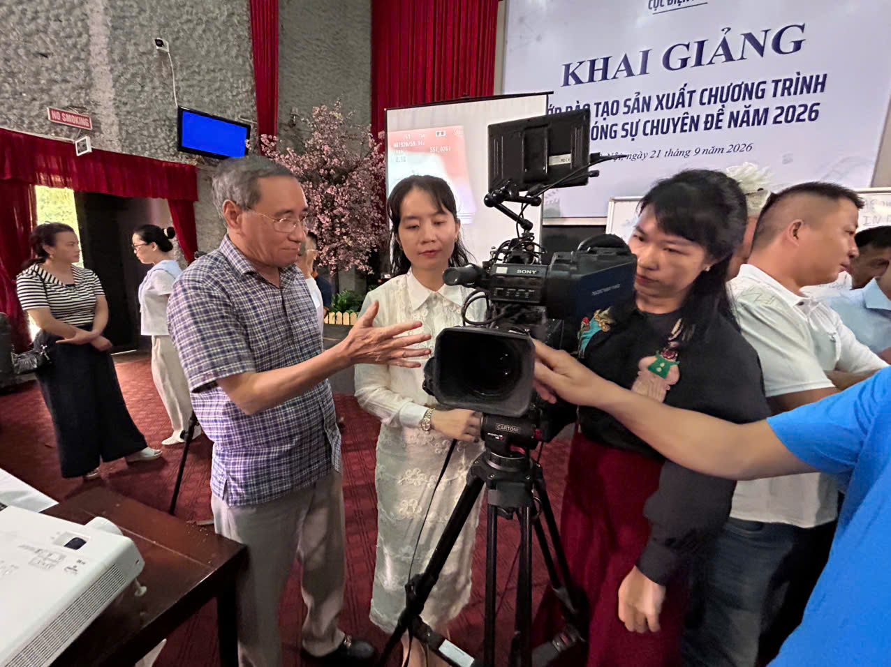 Các học viên thực hành trên máy quay phim