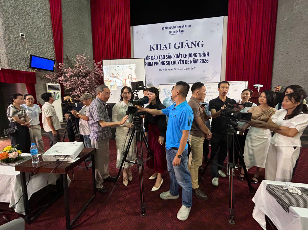 Các học viên thực hành trên máy quay phim